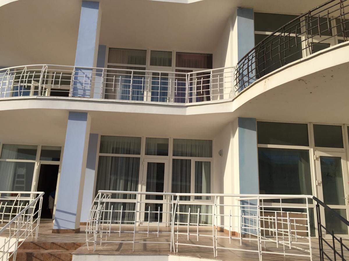 Town-House Golden Bugaz Karolino-Buhaz Exterior photo